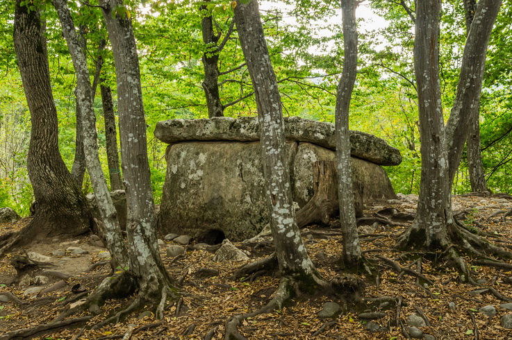 Adıgey’de tahrip edilen dolmen ve höyük inşaat malzemesi olarak kullanıldı