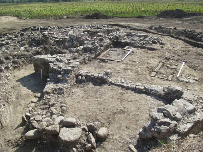 Beloreçensk bölgesindeki kazılar esnasında Çerkes Prens mezarı ve tapınak bulundu