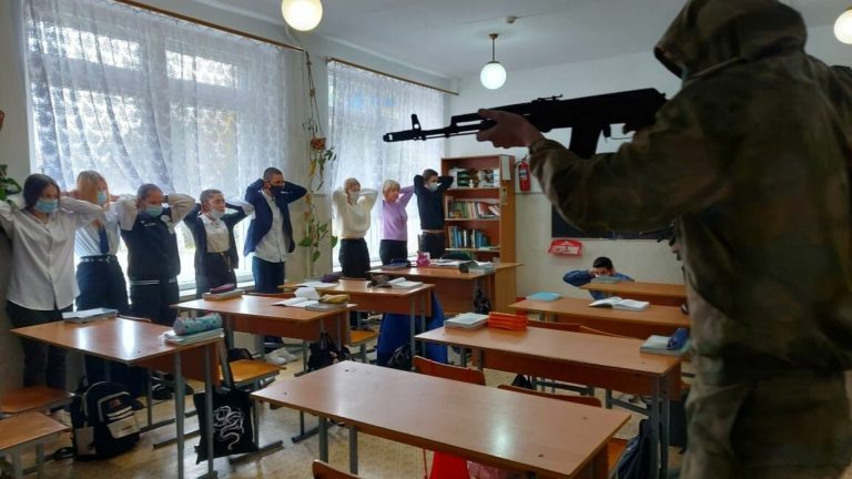 Kabardey-Balkarya’daki okulda yapılan tatbikatta, öğrenciler terörist oldu