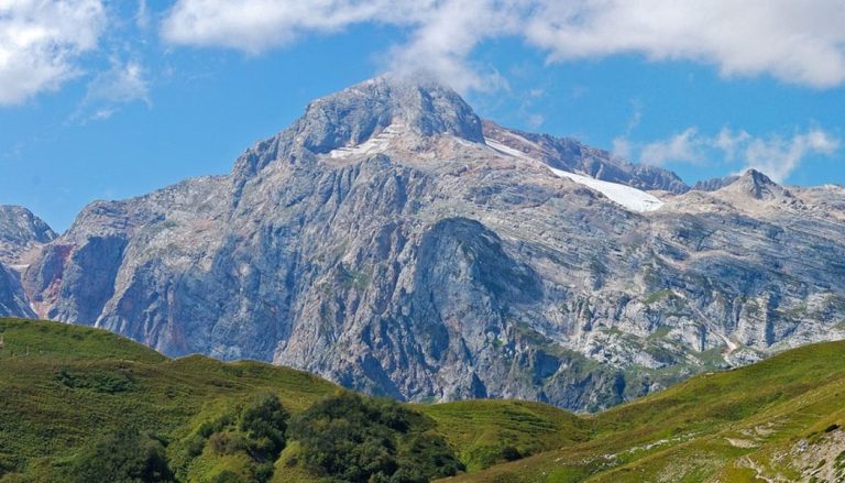 Adıgey Cumhuriyeti Fişt Dağı, ülkedeki en etkileyici zirveler arasında ilk 10’da yer aldı.
