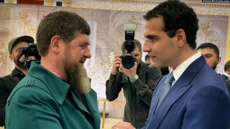 Ramzan Kadirov, Grozni’de İnal Ardzınba’yı kabul etti