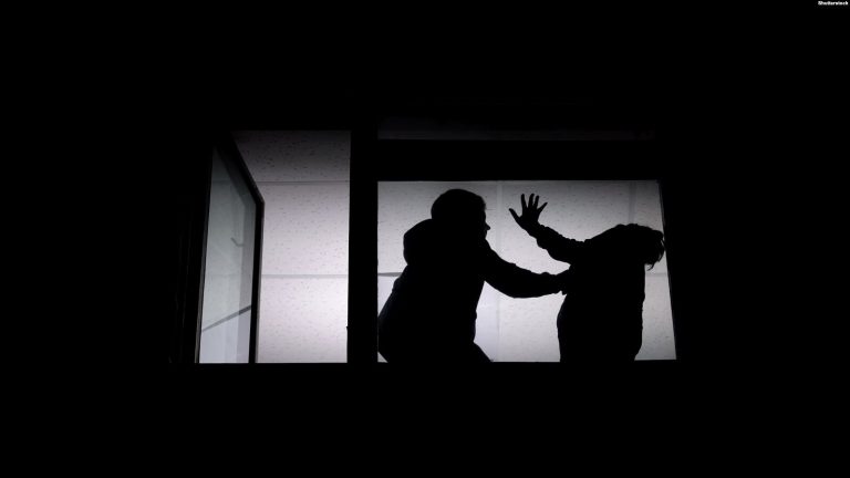 Kabardey-Balkarya’da bir kişi annesini dövdüğü için bir polise saldırmaktan 12 kat daha az ceza aldı