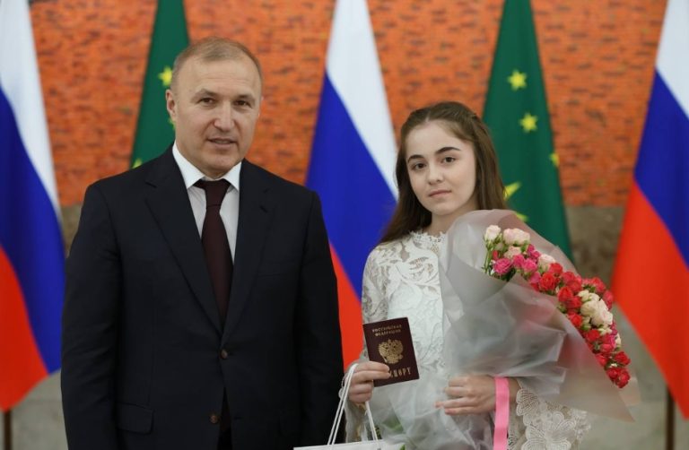Kumpıl Murat cumhuriyetin genç sakinlerine Rus pasaportu takdim etti