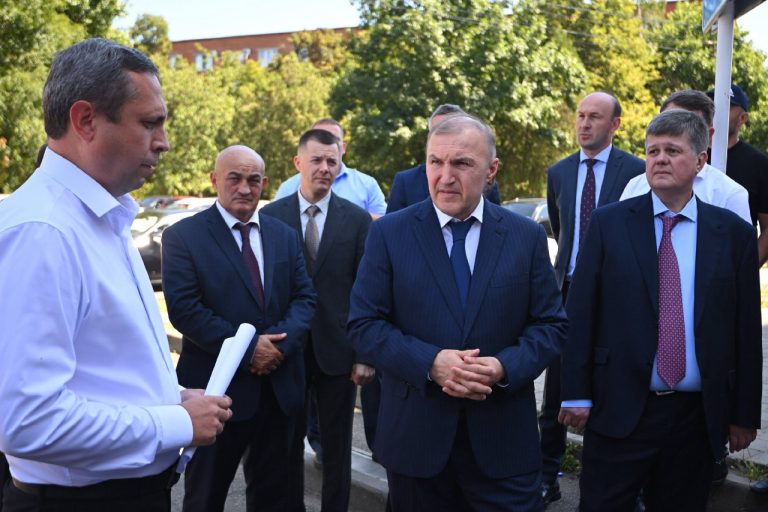 Adıge Cumhuriyeti Başkanı Kumpıl Murat yangından etkilenenlerle bir araya geldi